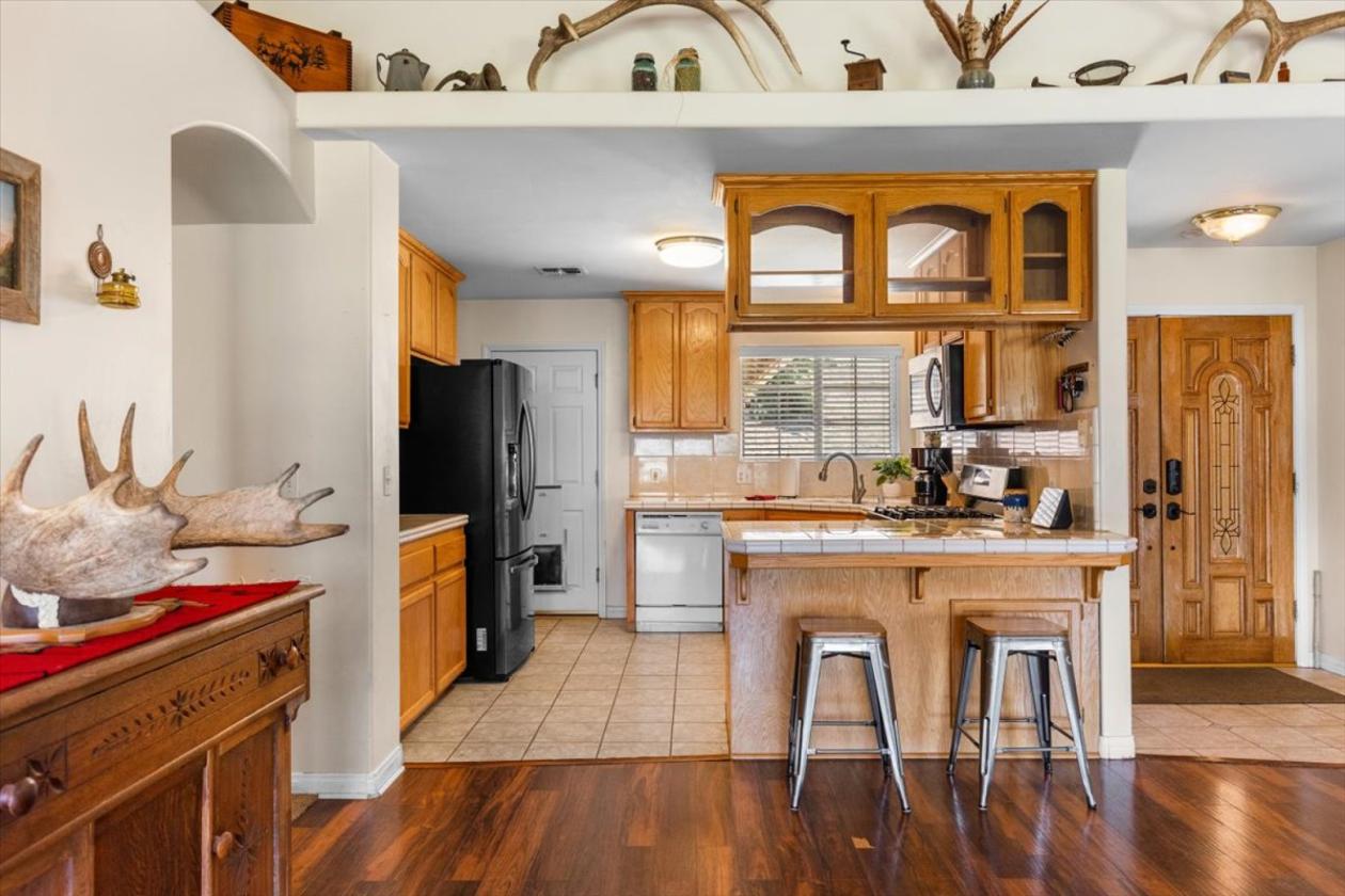 Exceptional property in EQ gated community - photo 5