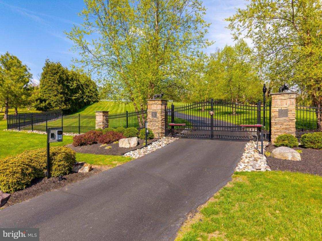 Luxury Equestrian Estate with 4-Stall Barn & Arena - photo 4