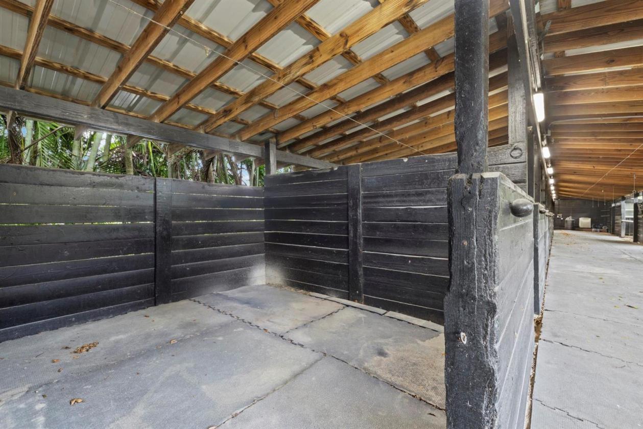 Horse Farm 11 Acres w/ 50 Stalls + groom cottages - photo 10