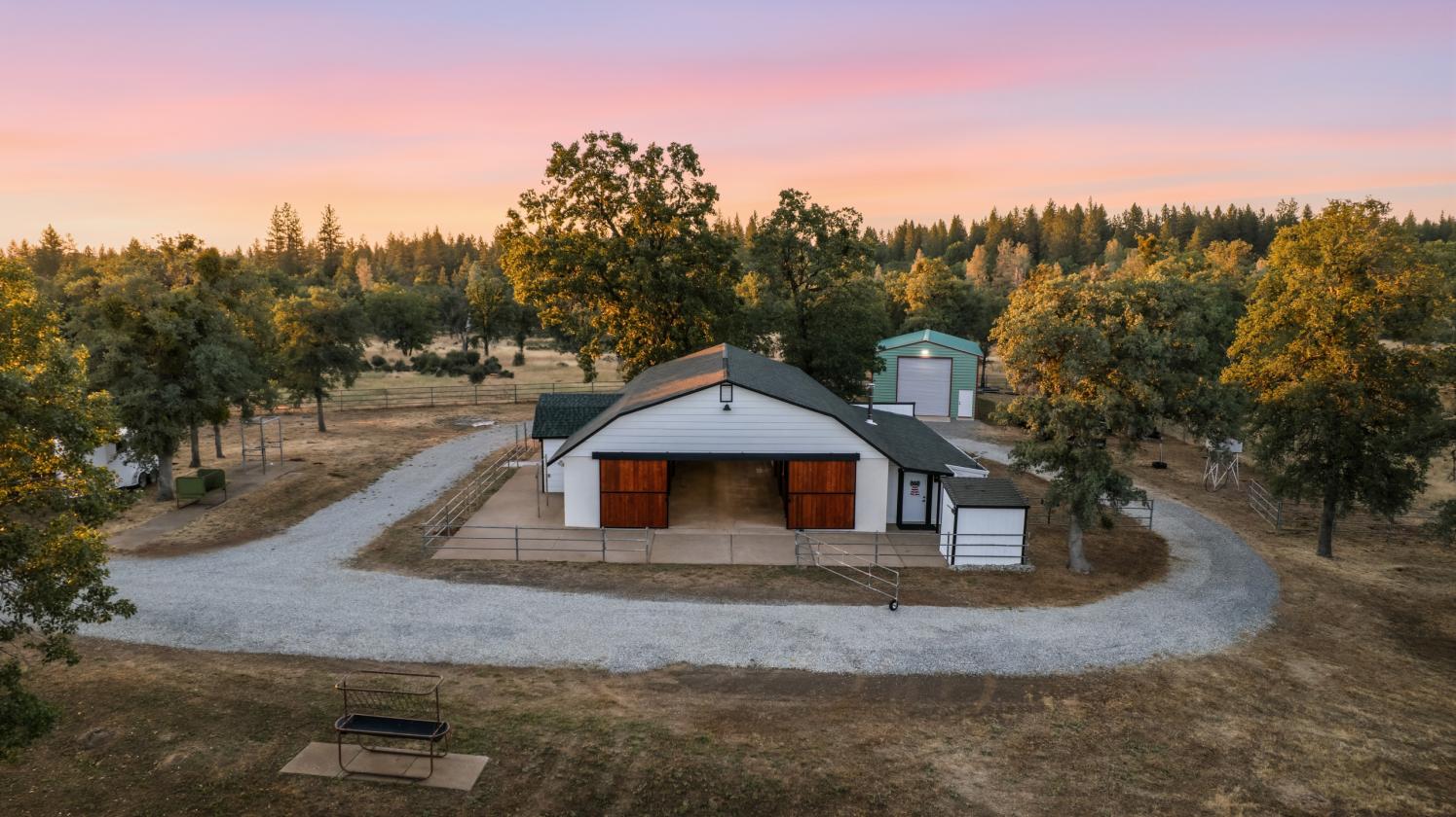 58 Acre Luxury Ranch - Barn, Arena, Pool, 9 parcels - photo 8