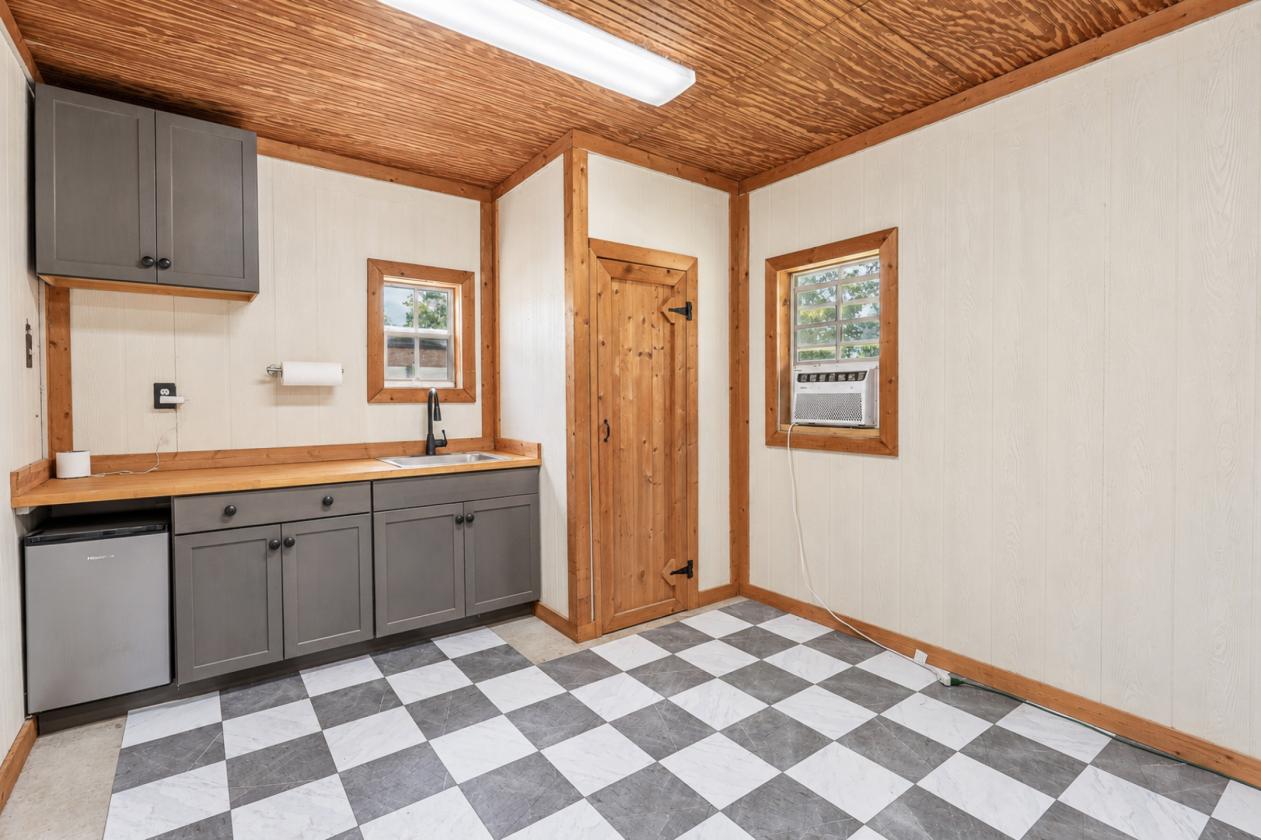 Restored 90s Chic Equestrian Estate - photo 7