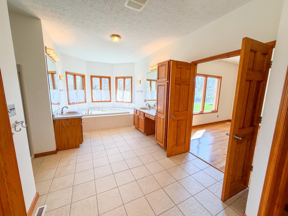 Traditional Ranch with Basement and Barn - photo 24