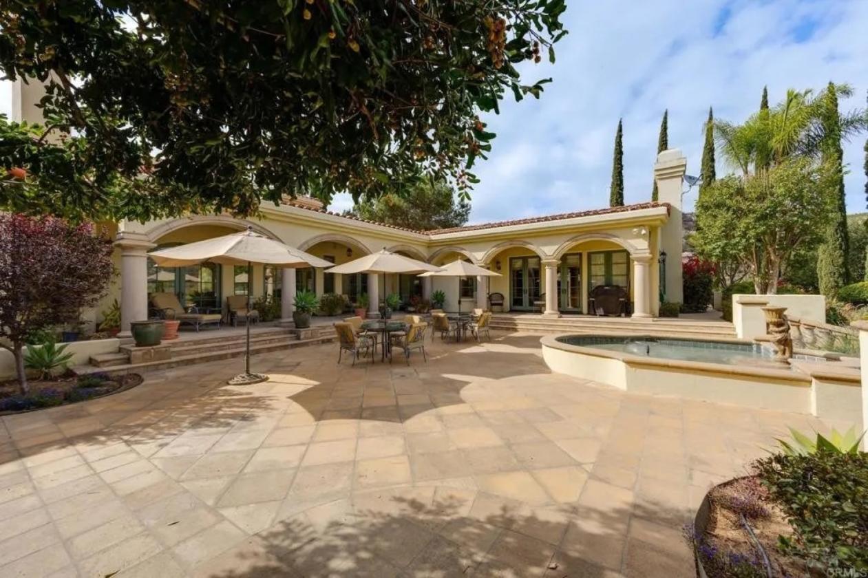 Italian Villa in Prestigious Equestrian Community - photo 7