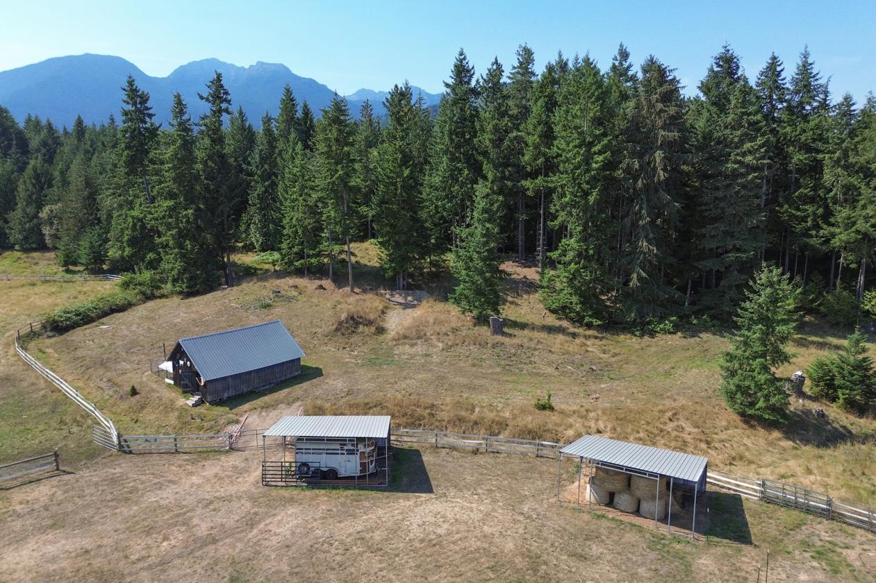 18+ Acre Turn-Key Ranch With Mountain Views - photo 14