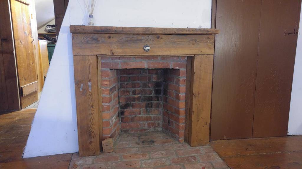 Classic antique centerchimney cape with large 2story, 3 stall barn