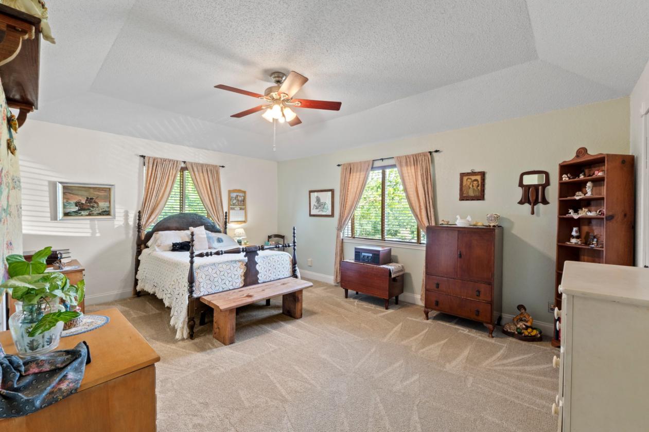 Picturesque mini farm, 8+ acres, pond ++ - photo 14