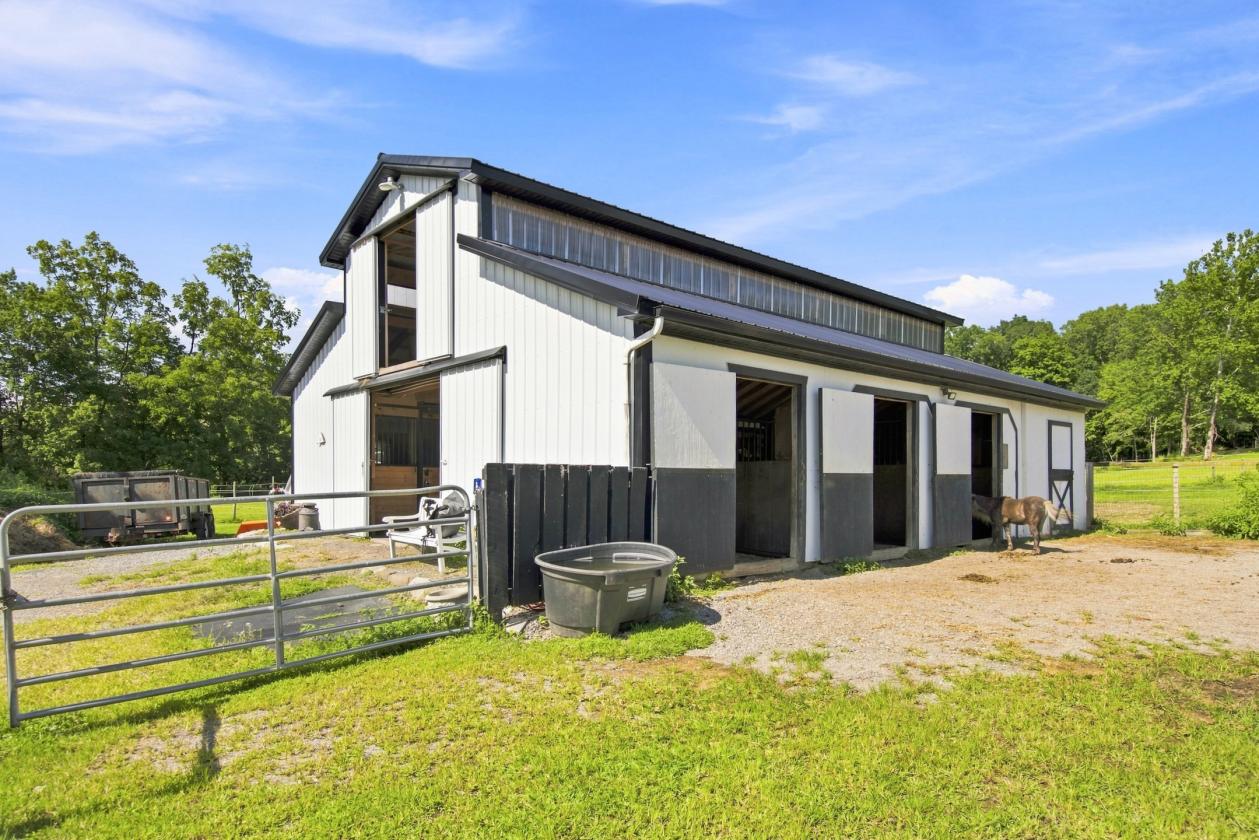 Equestrian Haven: Pool, Barns, Paddocks & More - photo 2