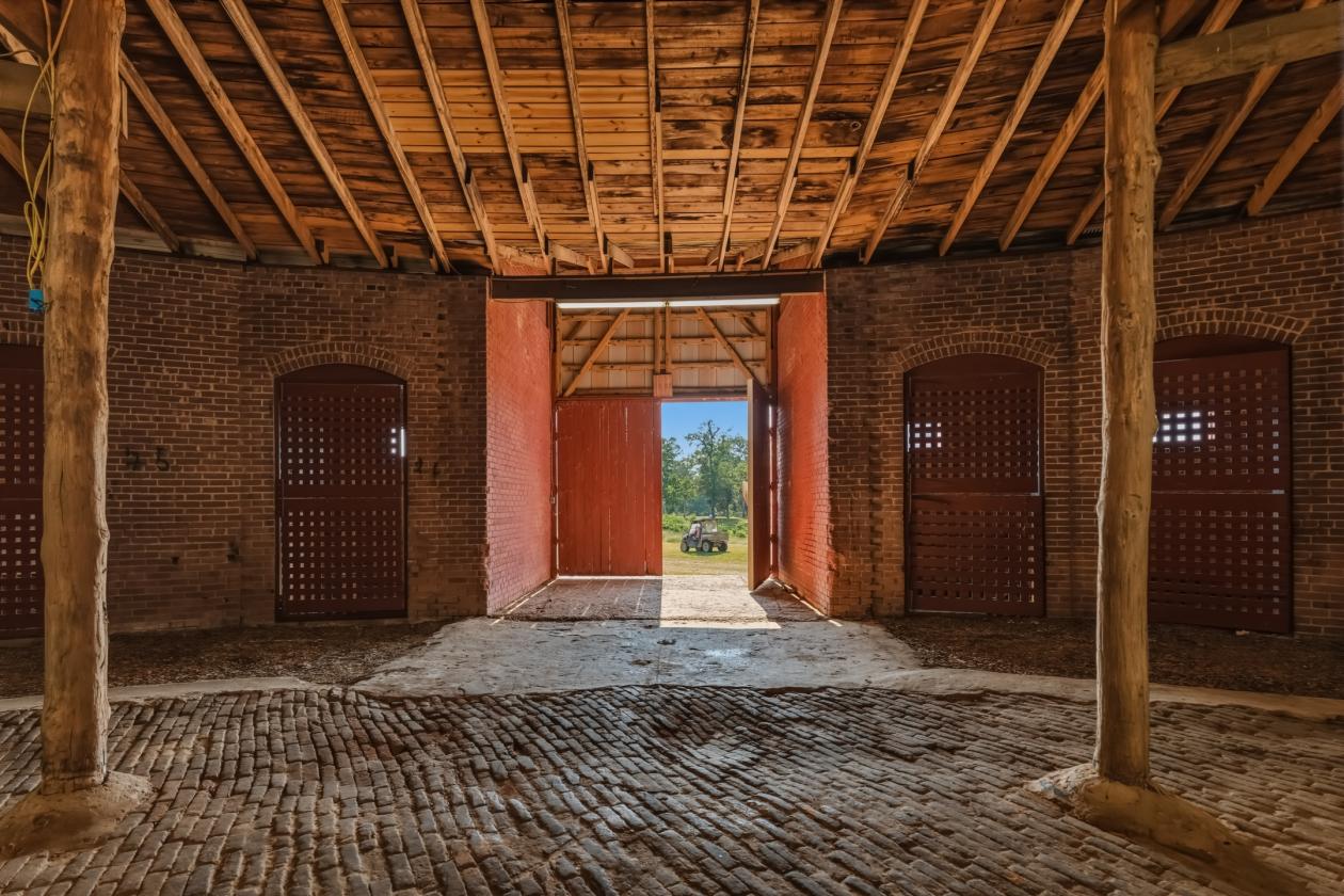 Rare Historic Round Polo Barn - photo 14