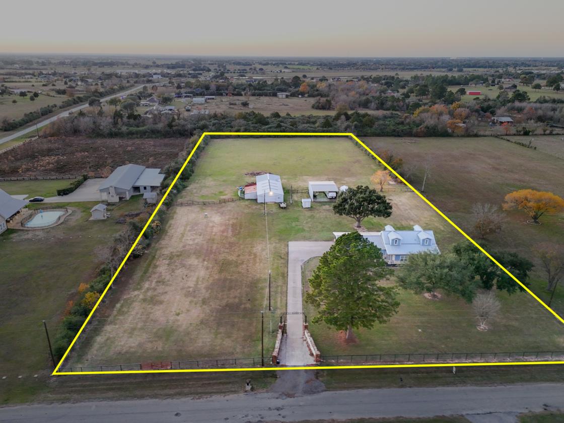 5+ Acres | Multiple Barns & Outbuildings + Home - photo 20