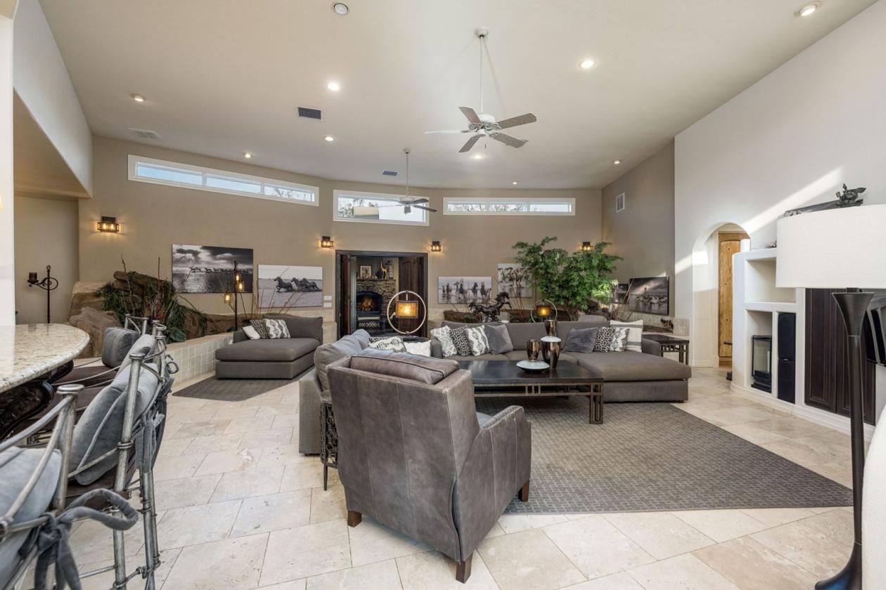 Income-Producing Luxury Estate - photo 8