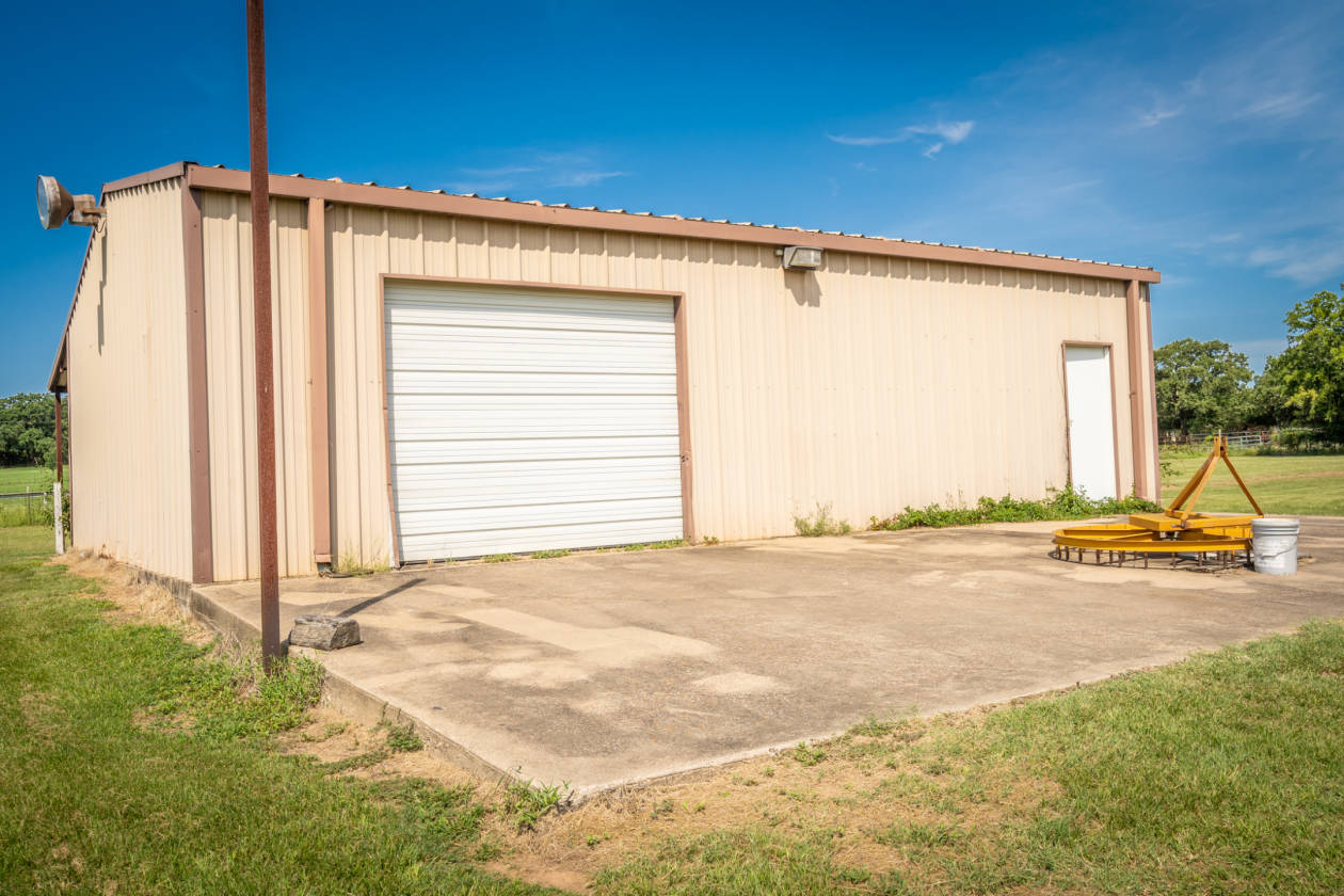 10 acre horse property with 10 stall horse barn and... Cleburne