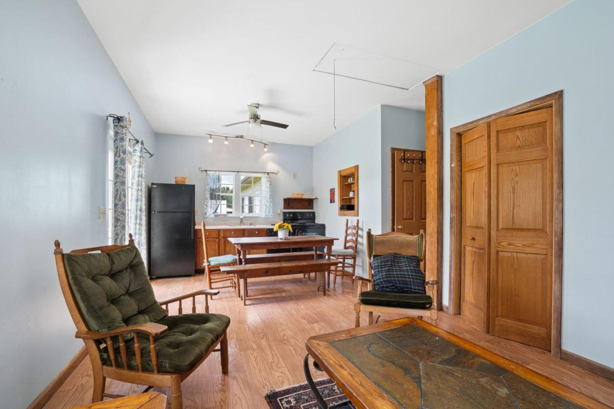 Distinctive Country Estate w 19 stall Horse Barn - photo 28