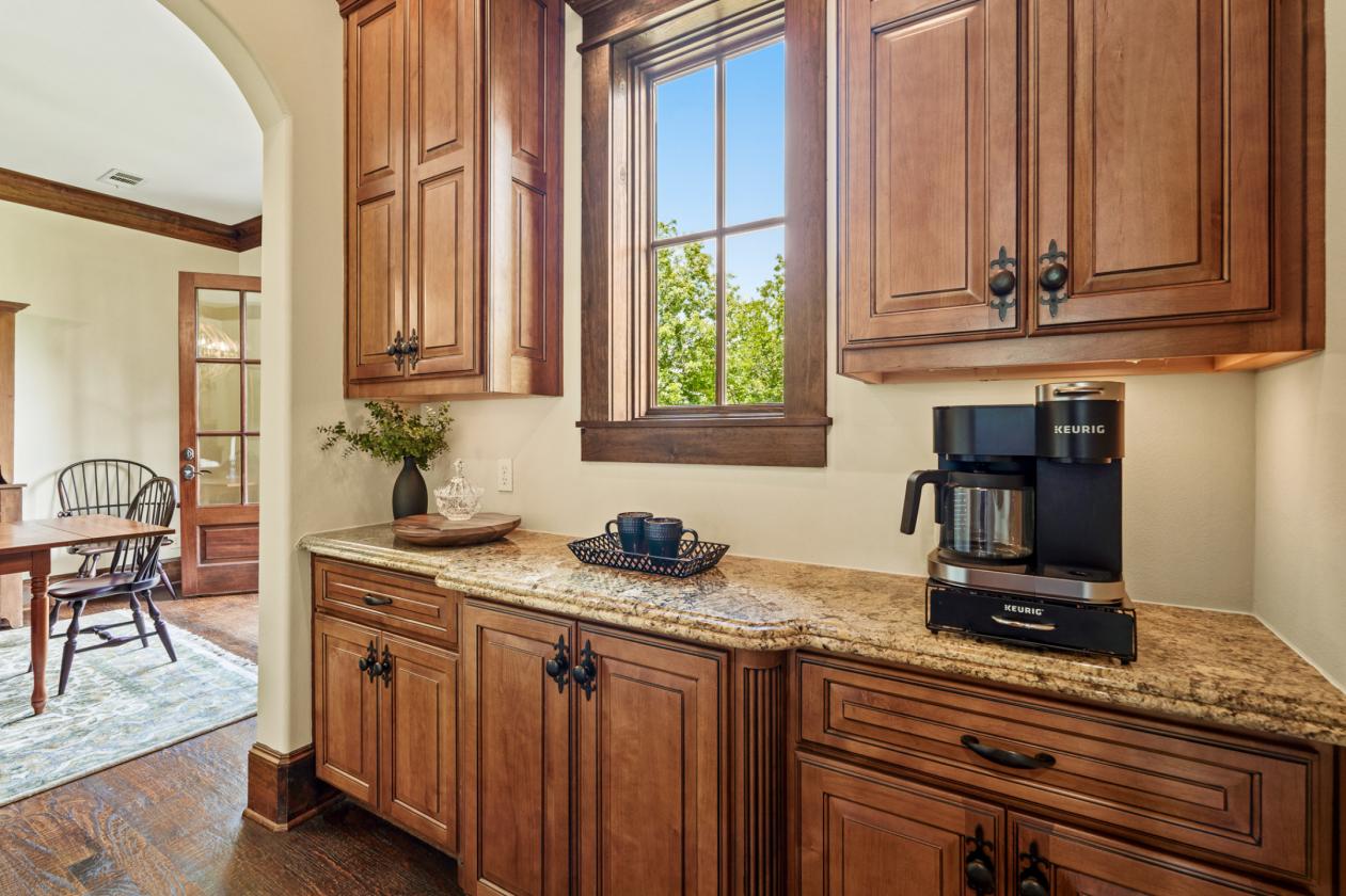 Extraordinary Estate on 7.8 Acres, 6-Stall Barn, & Dressage Arena - photo 12