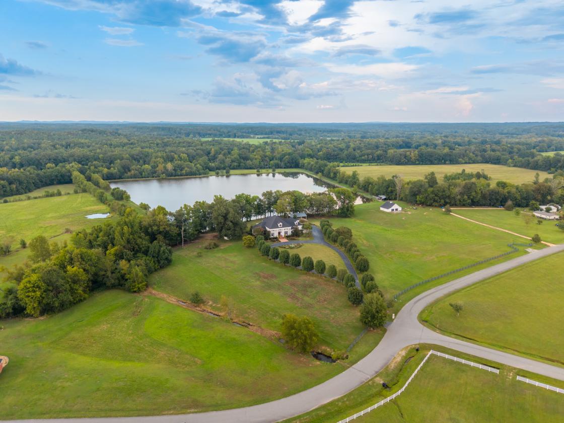 Rare Arkansas Estate with equestrian stalls - photo 2