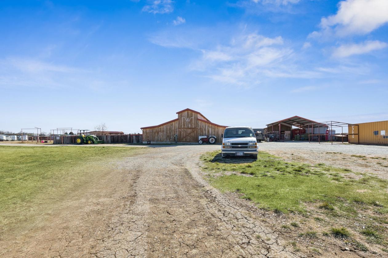 Premier Equestrian Facilities - photo 6