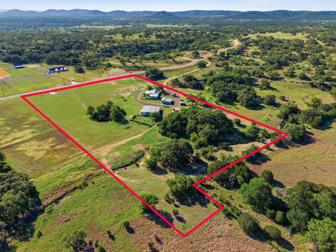 Luxury Hill Country Farmhouse | 10 Acres - photo 5