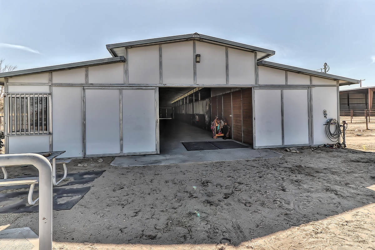 Equestrian Estate with 4 Barns, 3 sided covered arena &... Hesperia, San Bernardino County