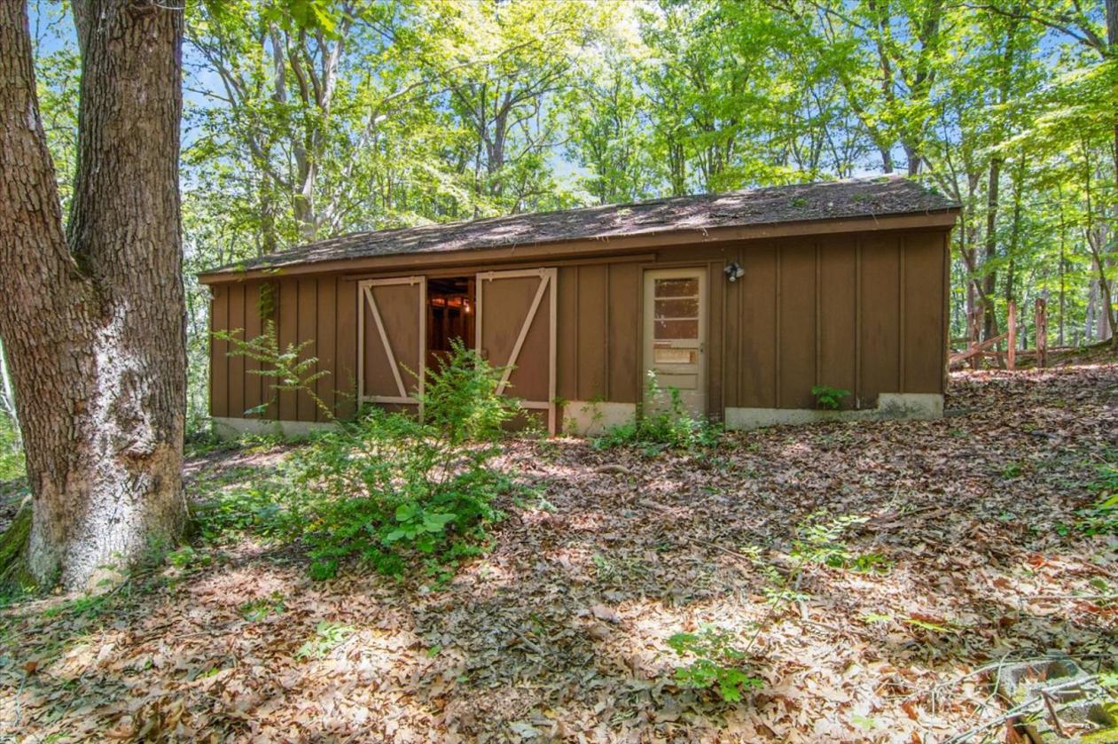 Estate home with small stable and pool - photo 4