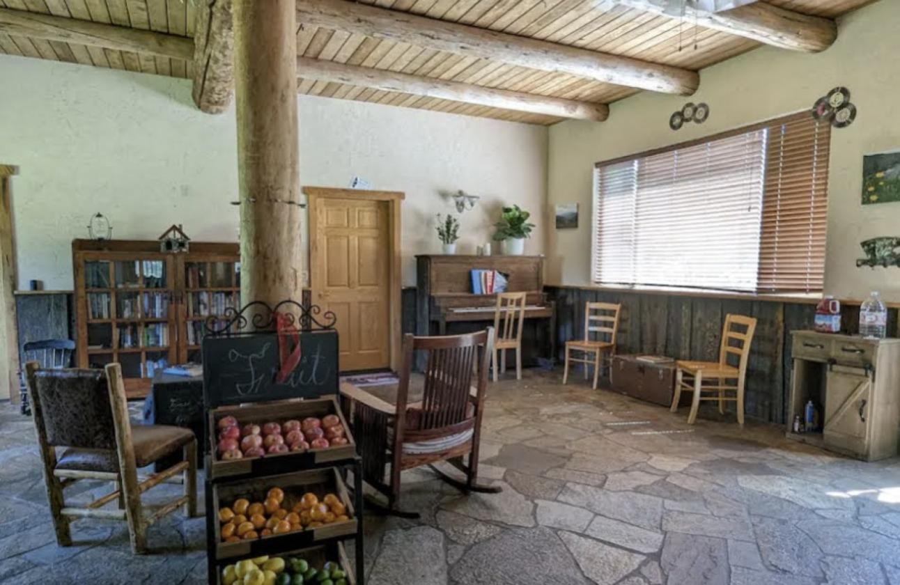 Mountain Views, horses and a beautiful home - photo 20
