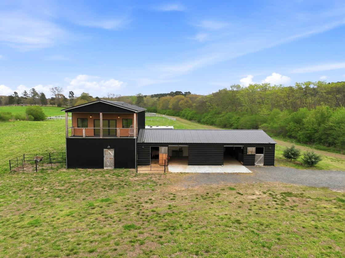 Luxurious Barndominium on Working Equestrian Farm - photo 3