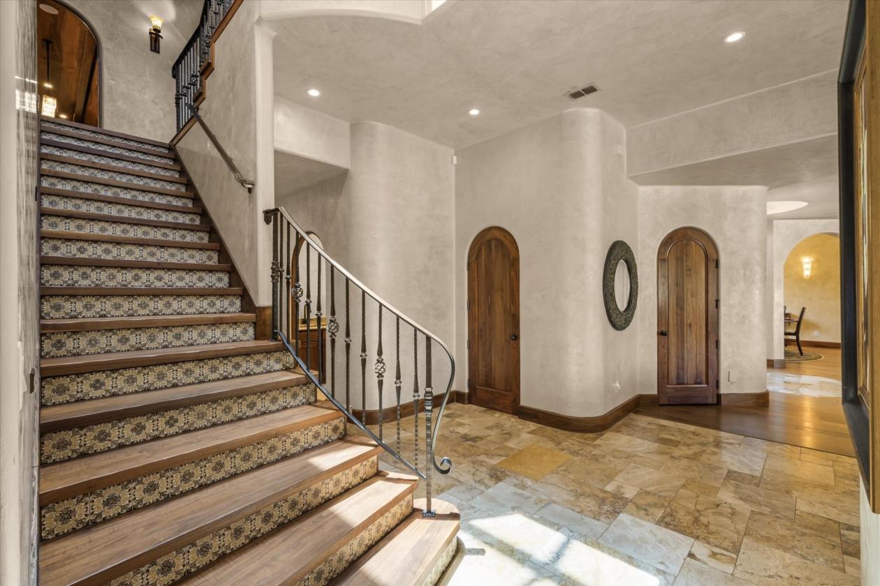 ONE OF THE FINEST ESTATE COMPOUNDS - photo 20