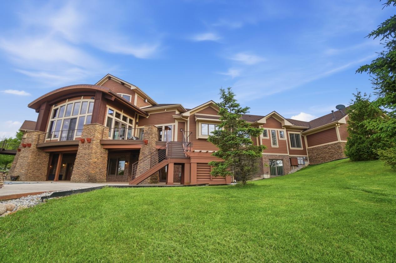 ASPEN-INSPIRED ESTATE ON 28 ACRES BACKS TO LAKE - photo 10