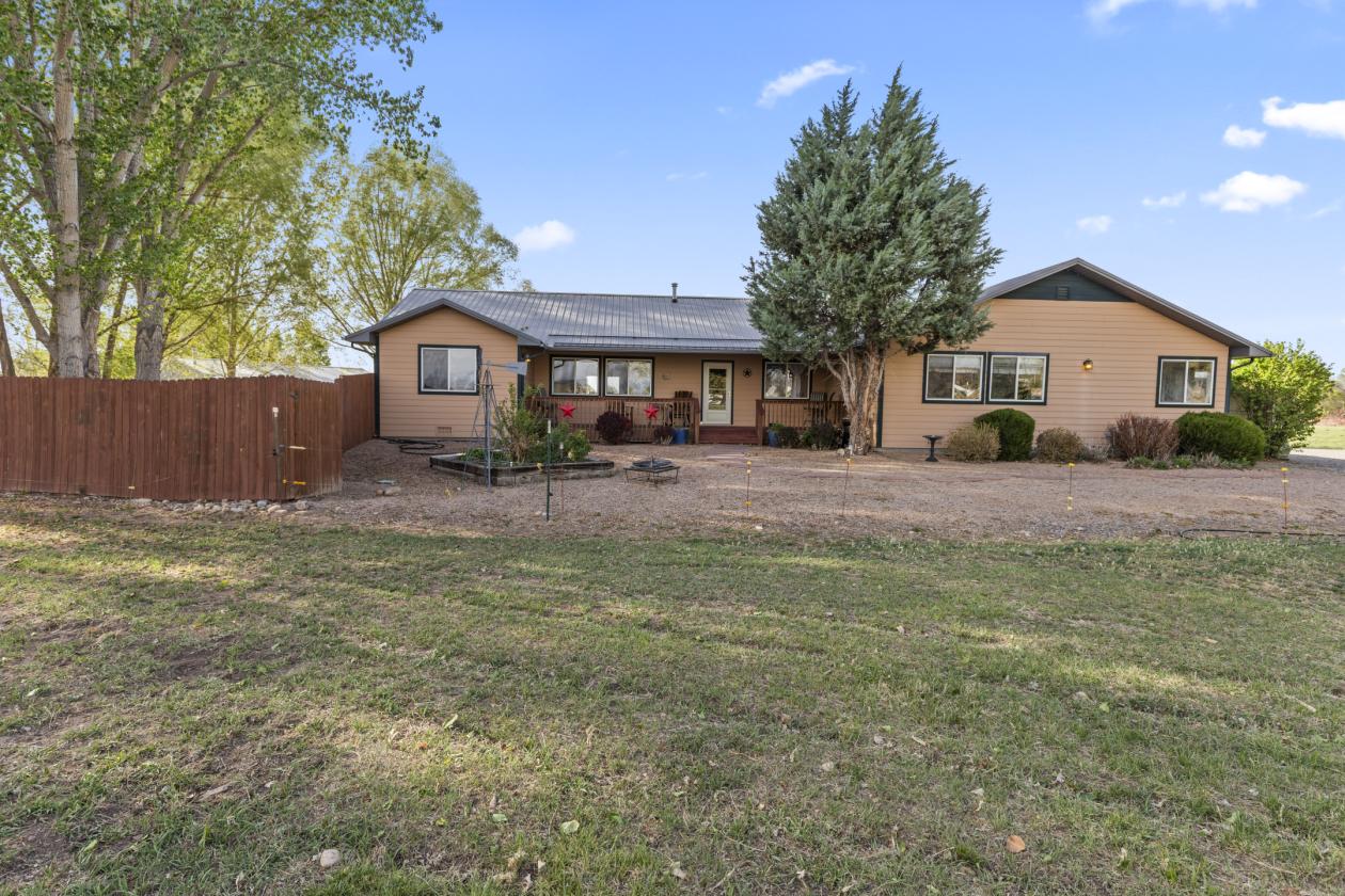 Beautiful Spring Creek Mesa Equestrian farm! - photo 6