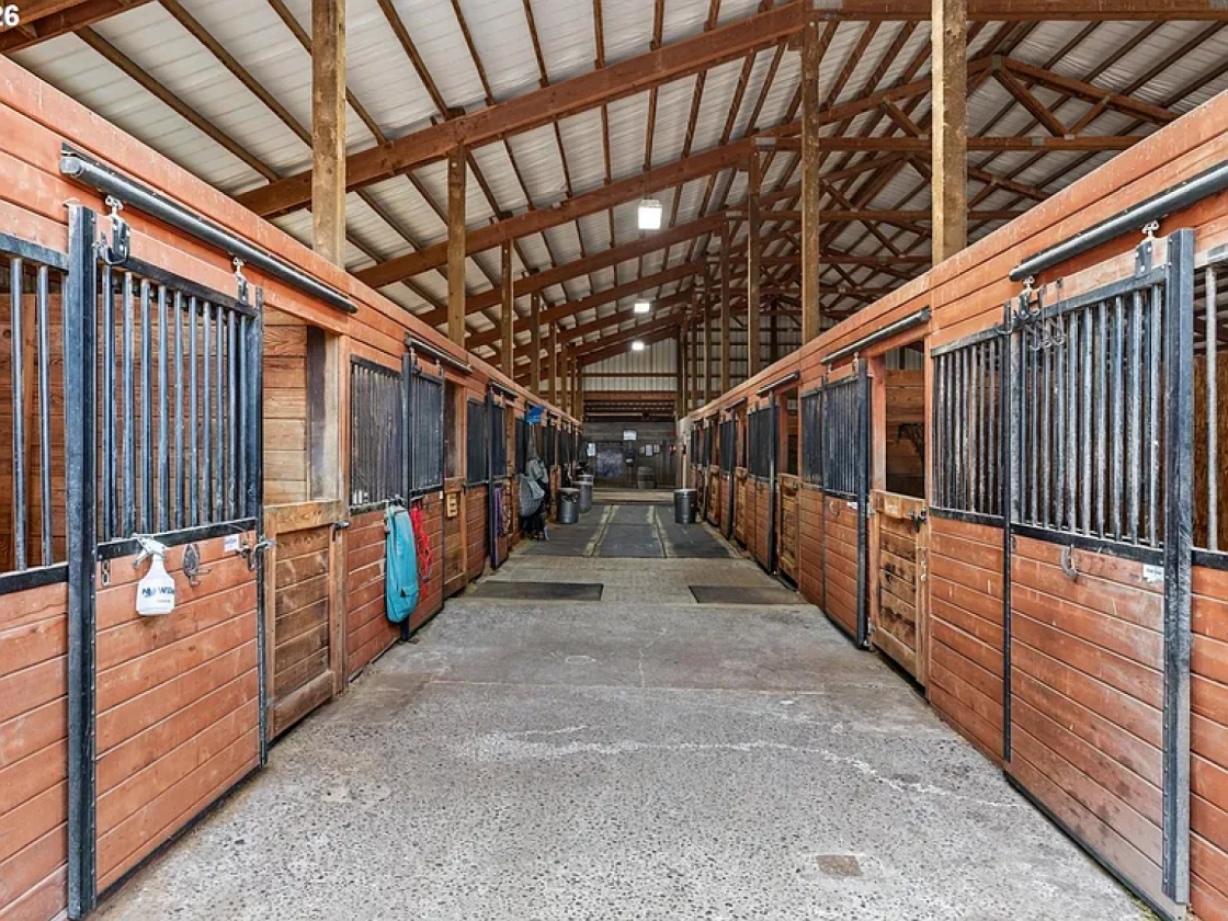 Luxury Equestrian Estate with 35 Stalls! - photo 9