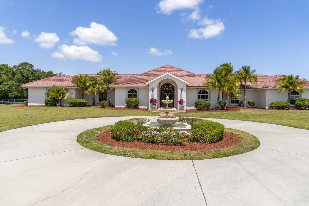 Horse Property for sale.