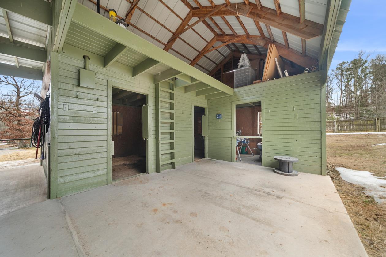 Horse Property with Gorgeous views - photo 4