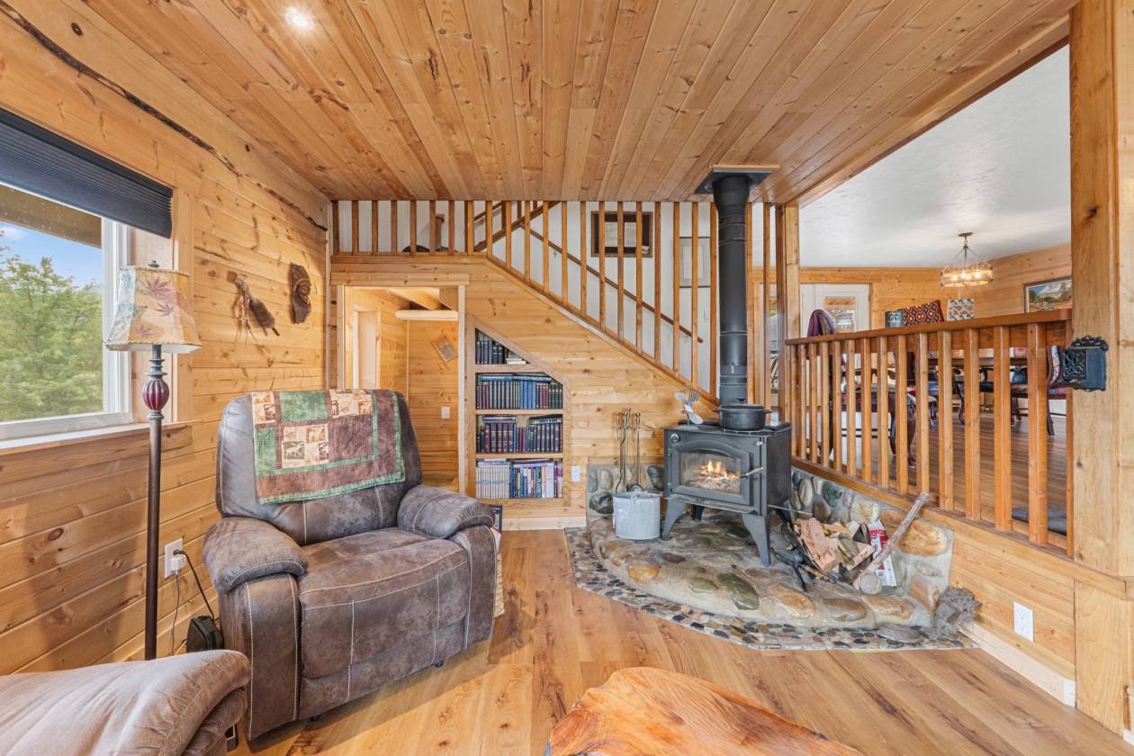 Columbia River views on 14 acres w/room for horses - photo 11