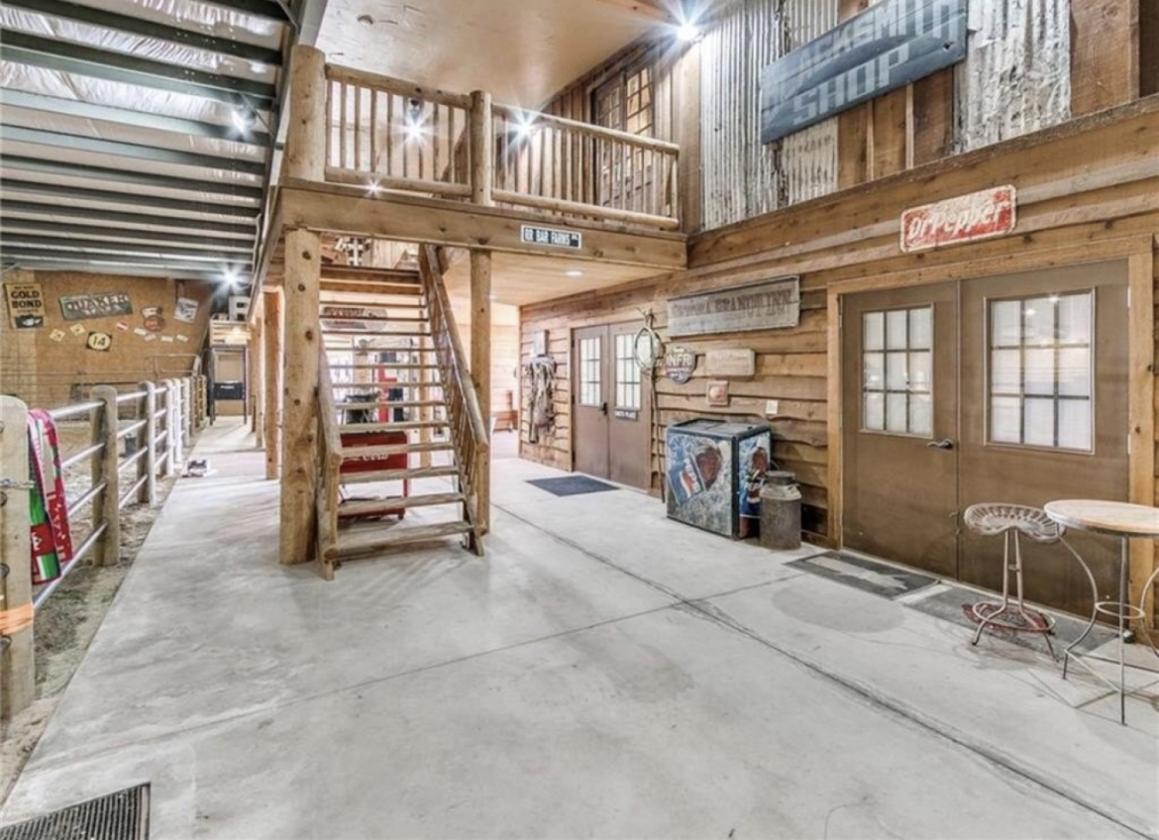Rustic Elegance Meets Ultimate Equestrian Retreat - photo 11