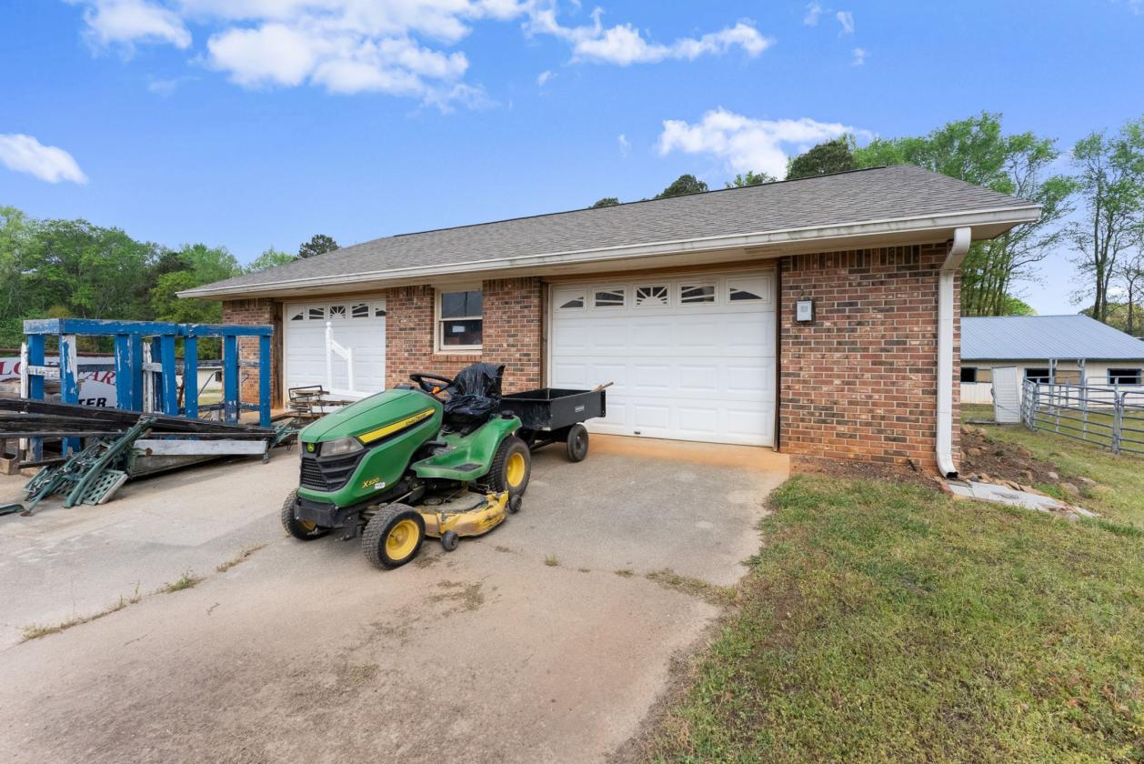 Beautiful Equestrian Estate on 19.8 Acres - photo 26