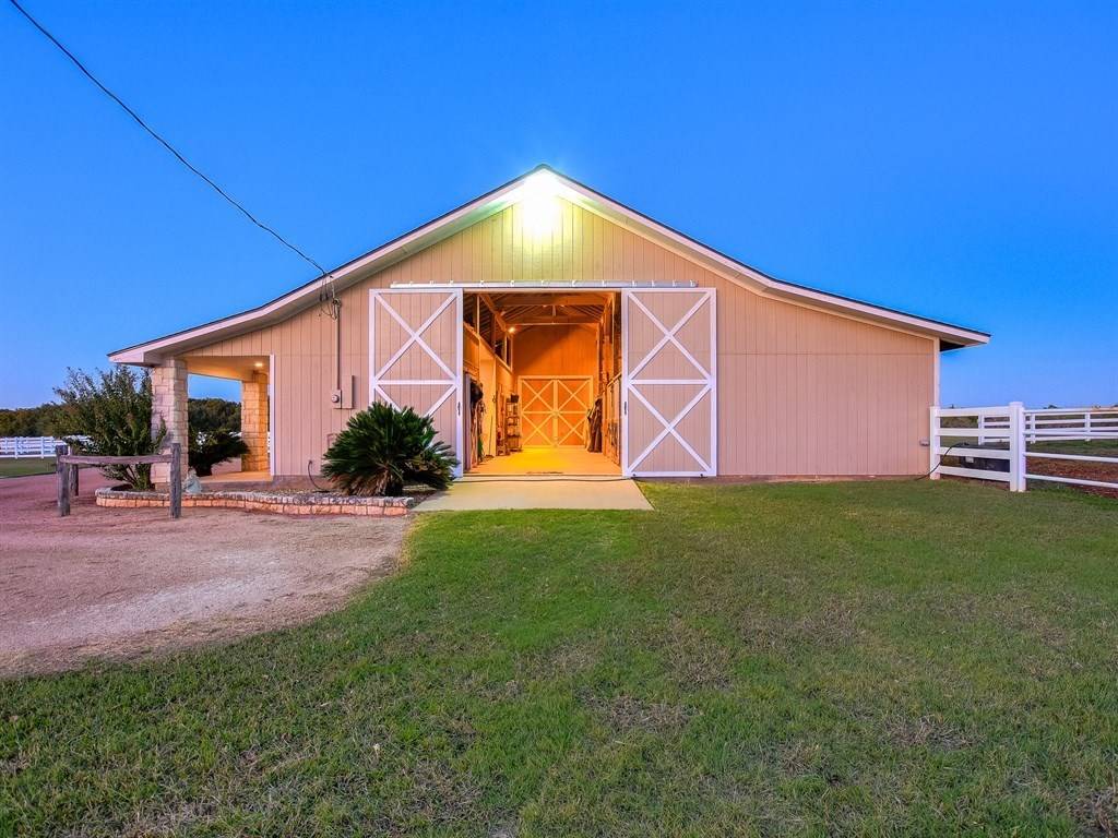 EXCEPTIONAL EQUESTRIAN ESTATE 15 MINUTES TO AUSTIN CITY LIMITS! Buda