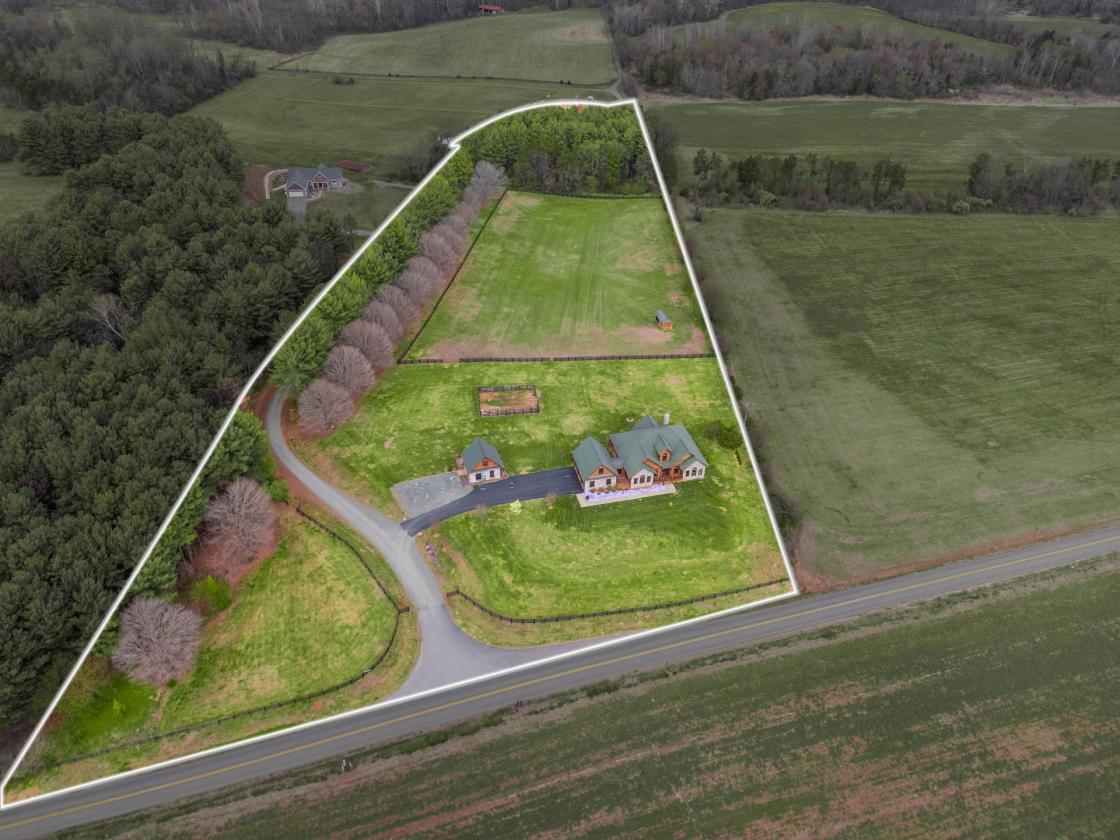 Modern log home and equestrian property with views - photo 3