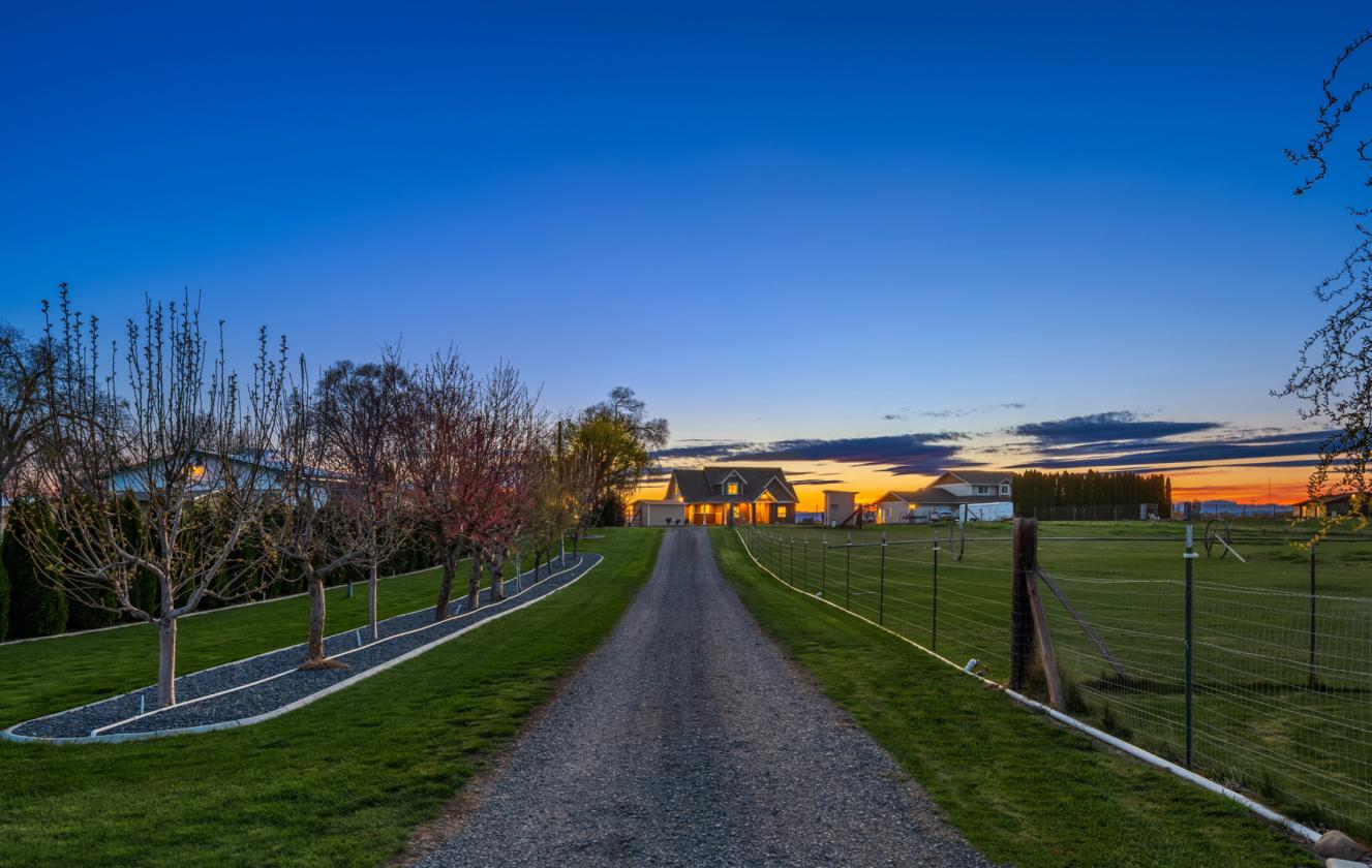 LAKEFRONT EQUESTRIAN ESTATE- TURNKEY, MULTI-USE - photo 17