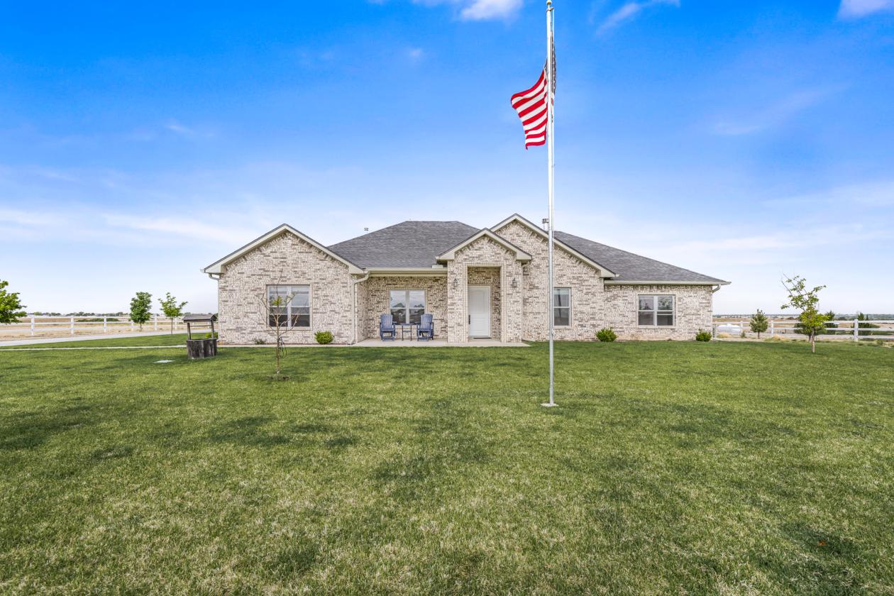 Beautiful Horse Property with a Pool! - photo 2