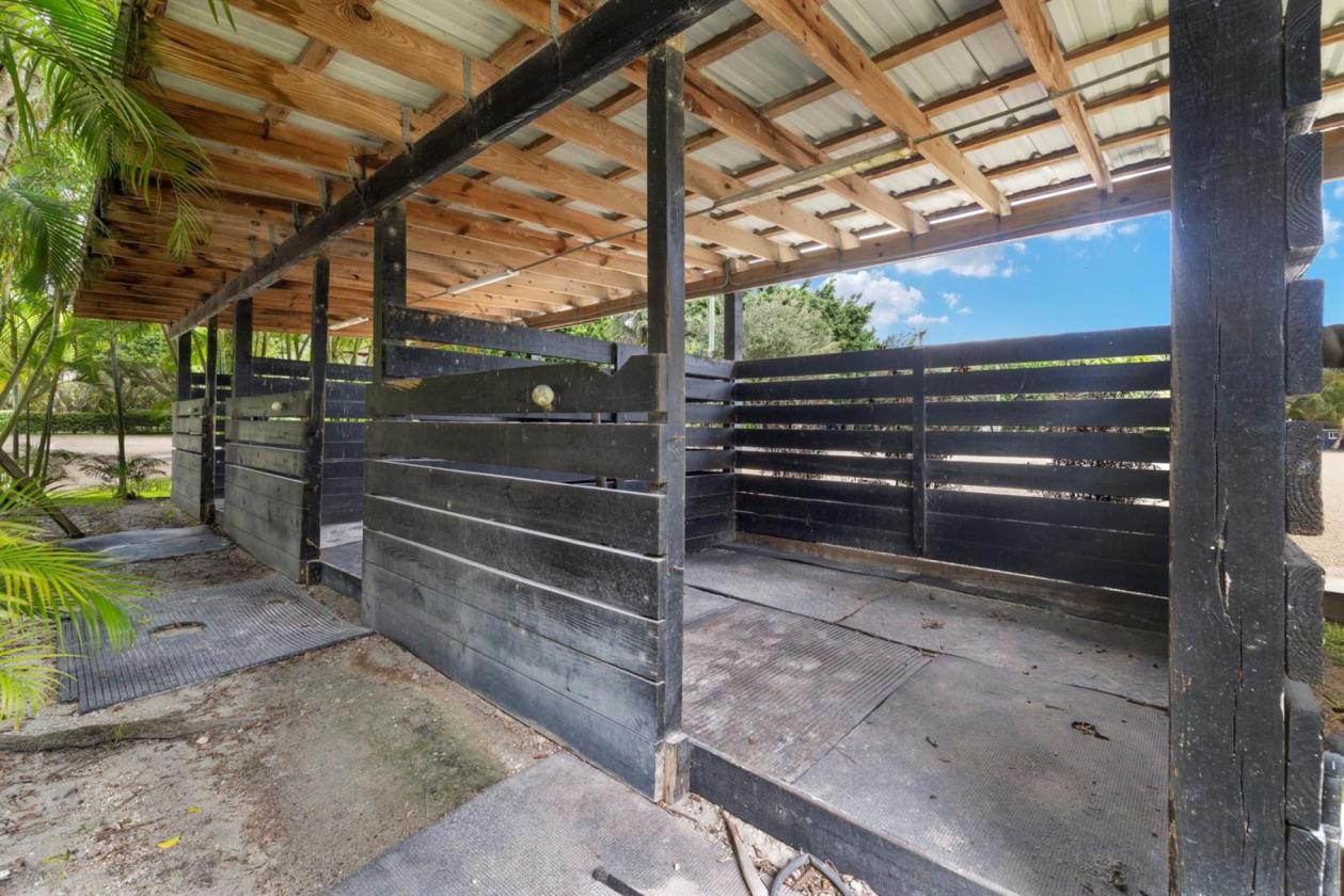 Horse Farm 11 Acres w/ 50 Stalls + groom cottages - photo 16