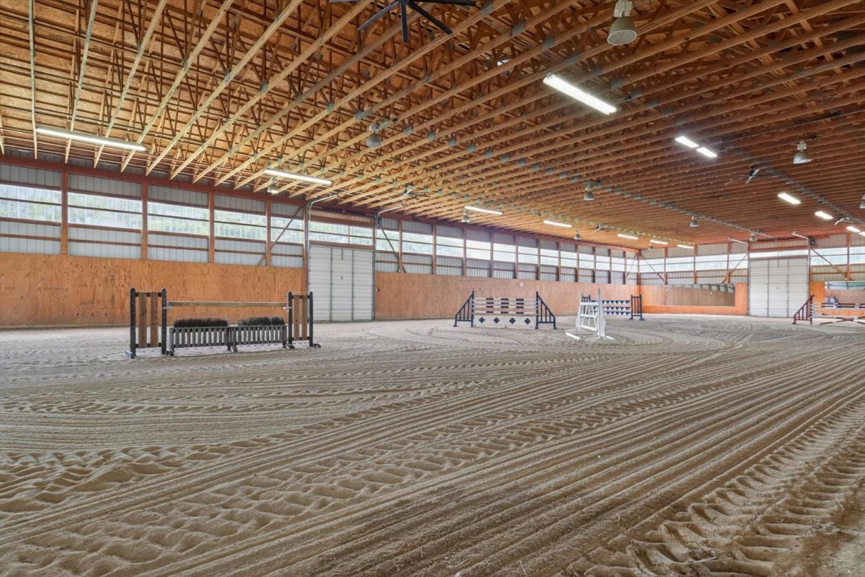 Luxury Equestrian estate with a large arena - photo 20