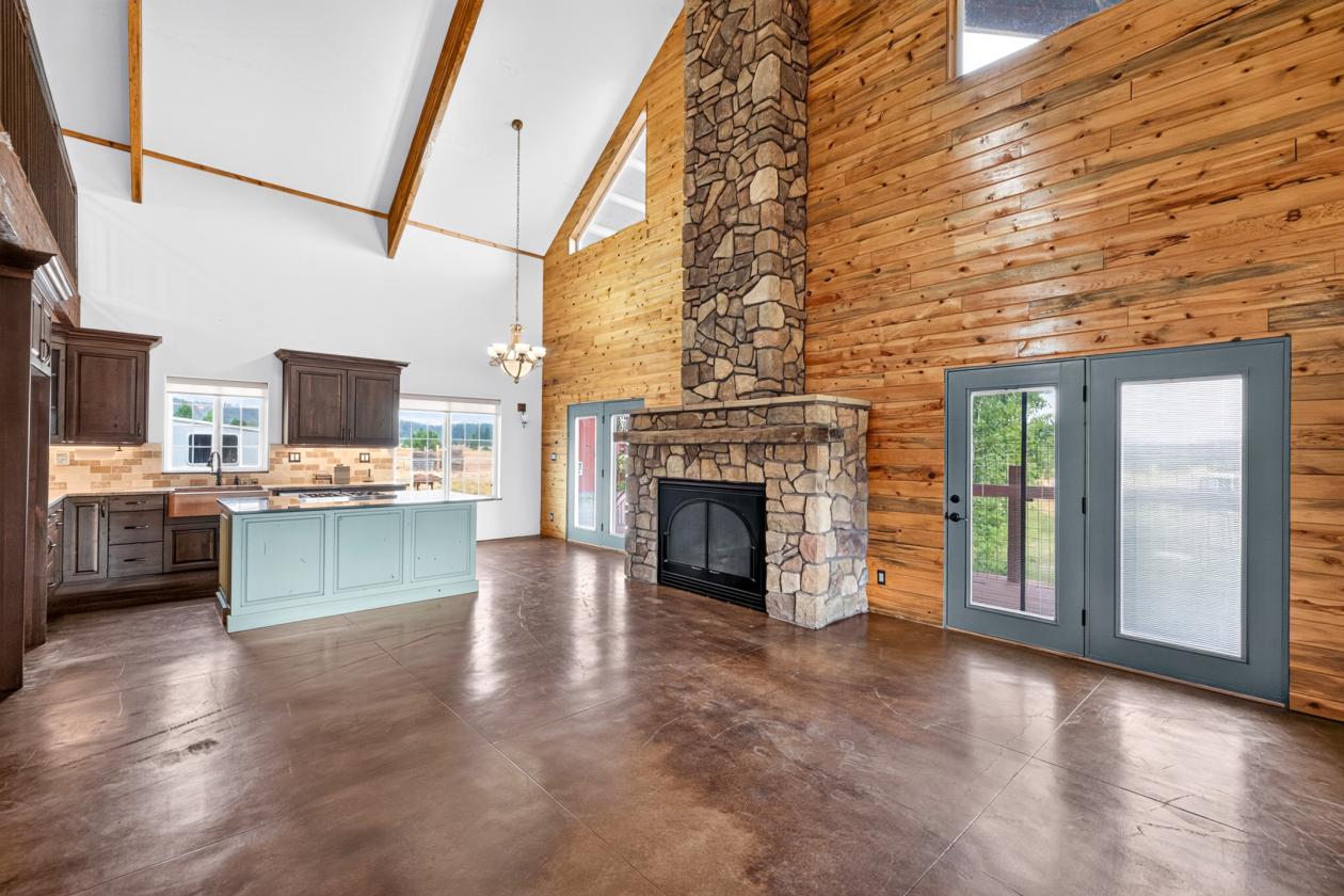 Horse Property in a mountain town - photo 28