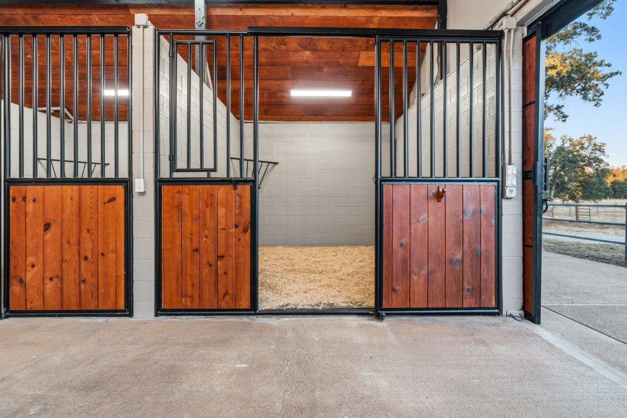 58 Acre Luxury Ranch - Barn, Arena, Pool, 9 parcels - photo 5