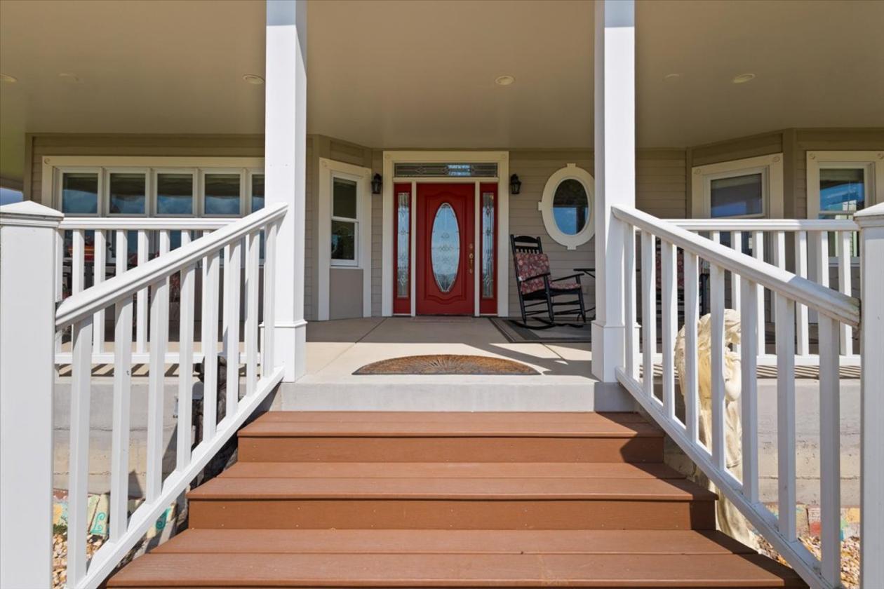 Modern Victorian Inspired Farmhouse on 2.74 acres! - photo 7