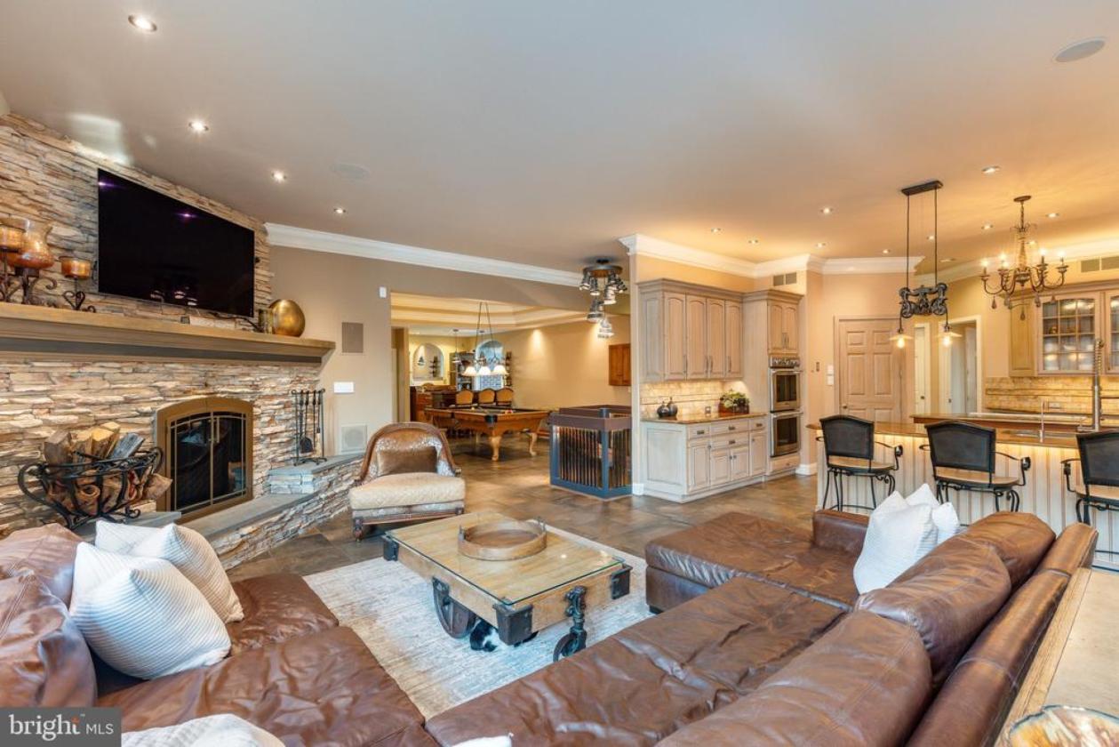 Luxury Equestrian Estate with 4-Stall Barn & Arena - photo 8