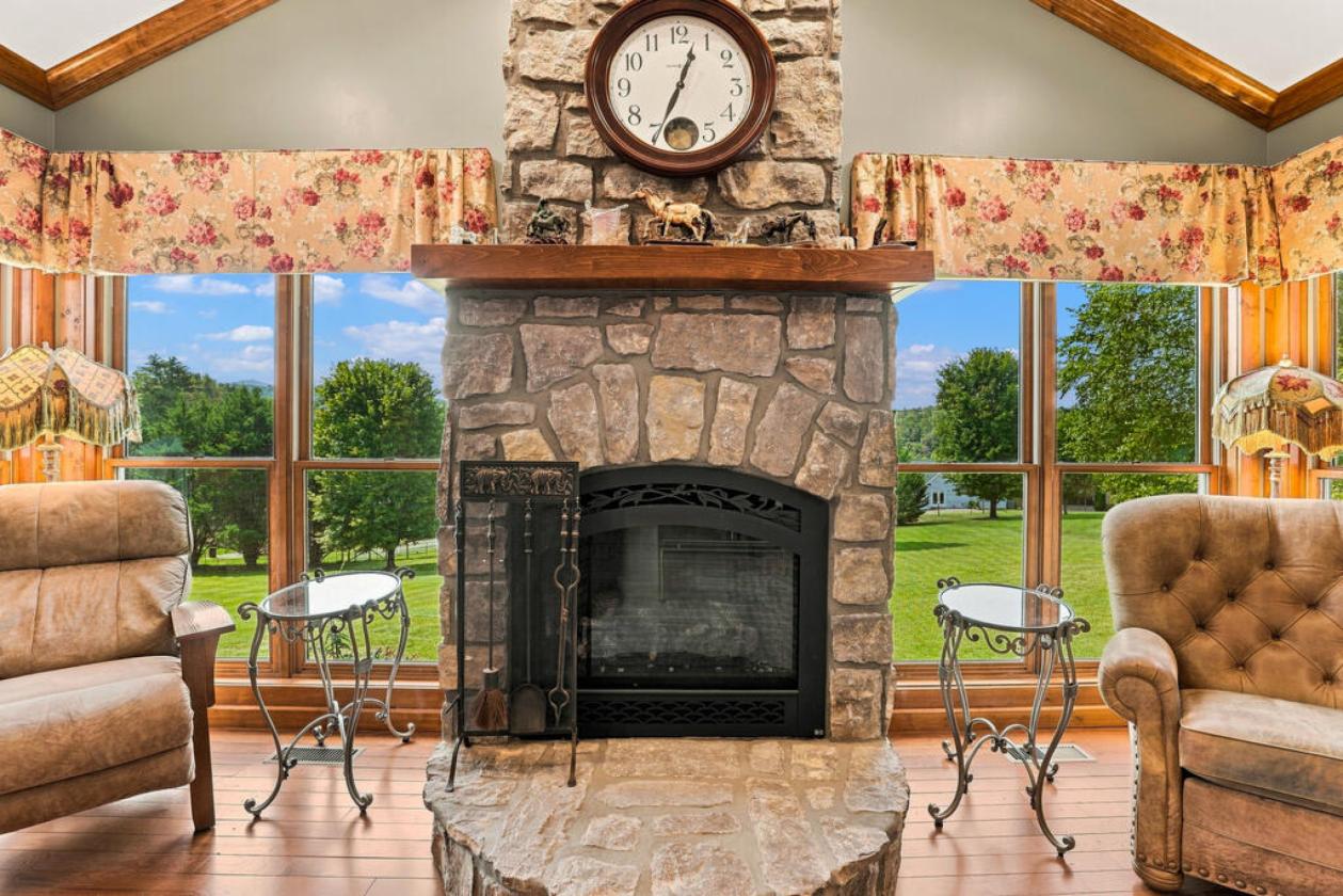 Mountain Equestrian Estate on 7.84 Acres - photo 13
