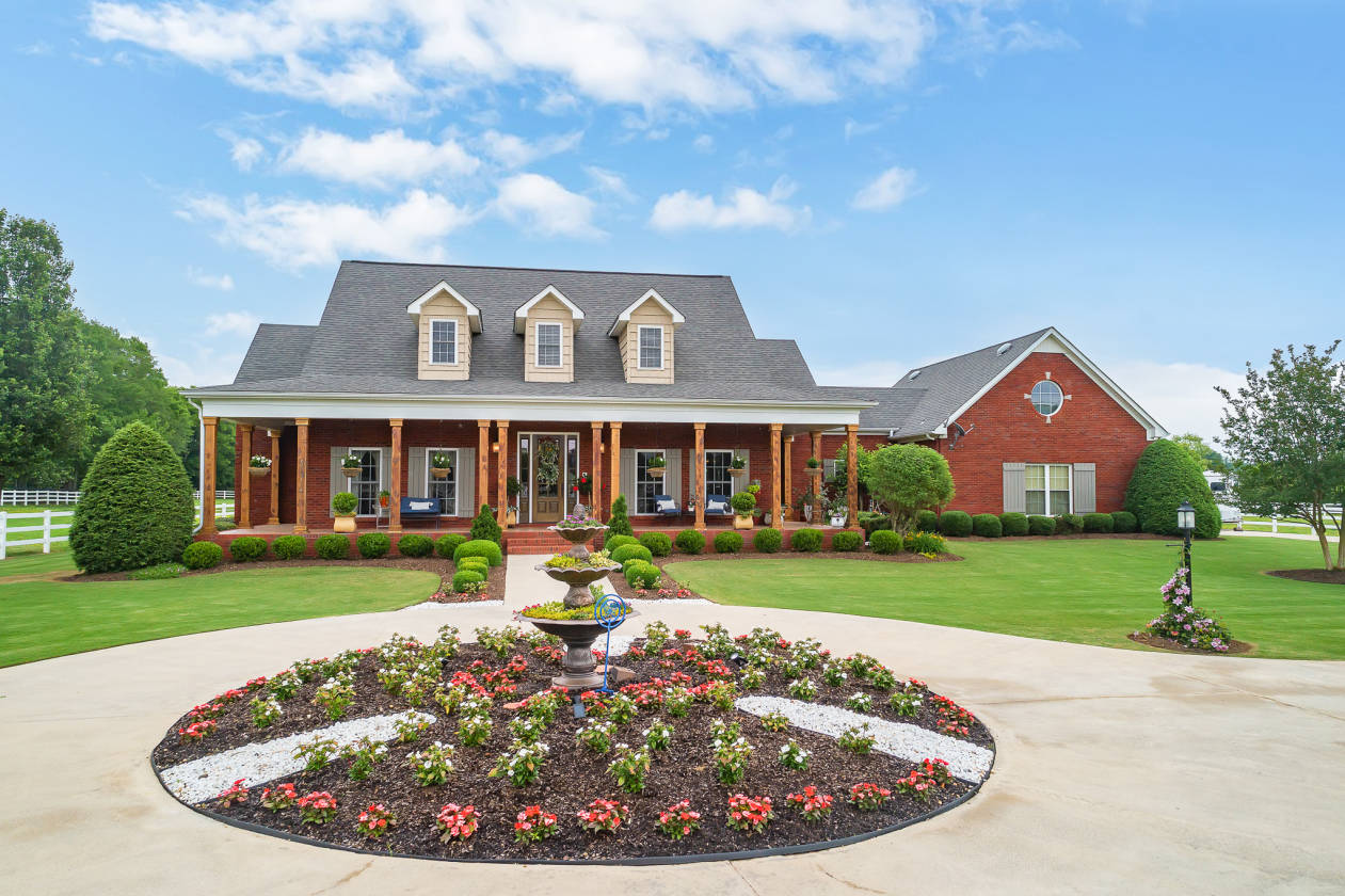 Professionally designed equestrian estate home near Hampton Cove