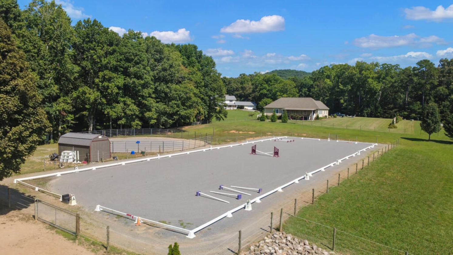 Mountain Equestrian Estate on 7.84 Acres - photo 9