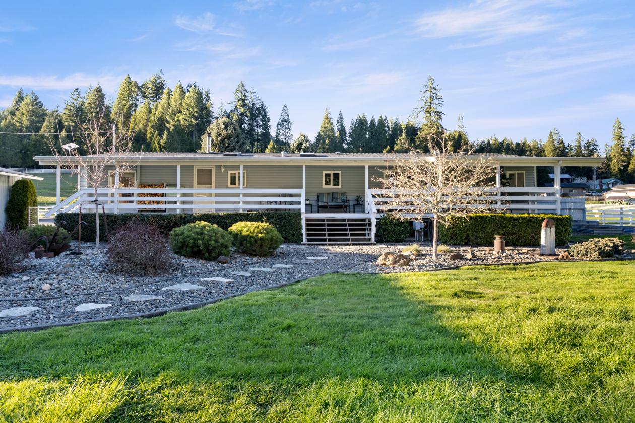 Experience True Country Living on This S. Oregon Estate - photo 29
