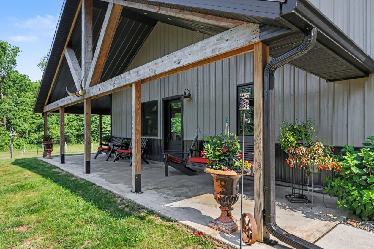 Gorgeous home with equestrian amenities - photo 3