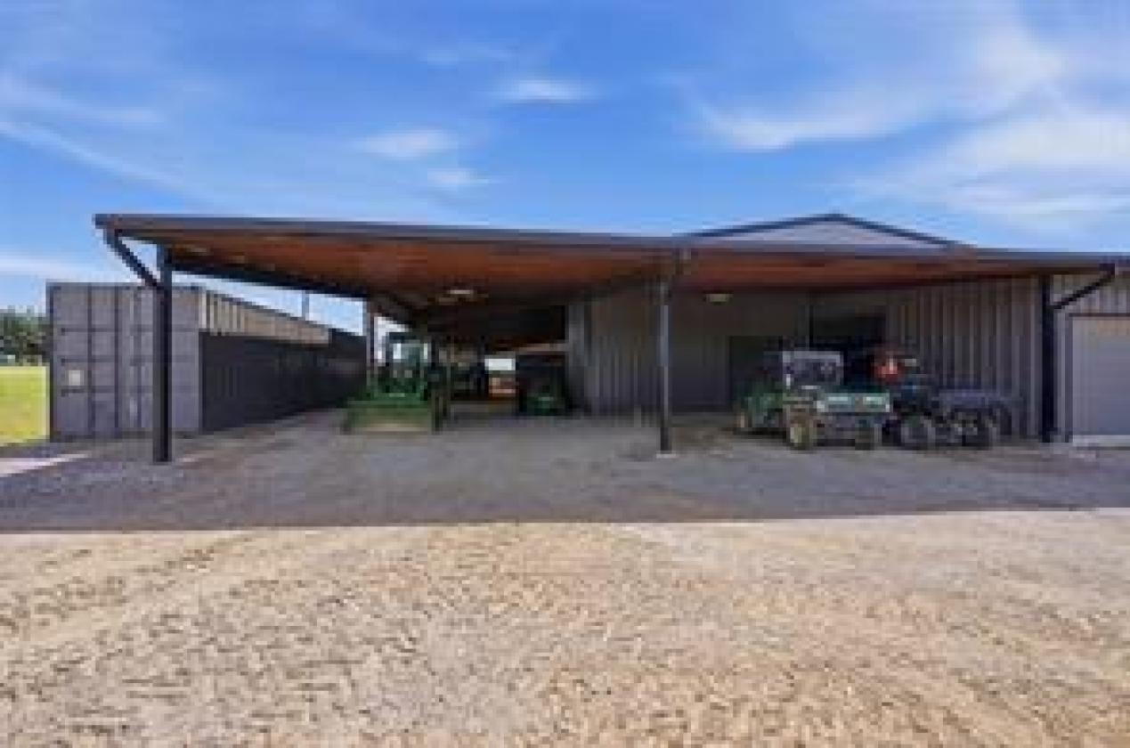 Exceptional Turn Key Equestrian Facility - photo 9