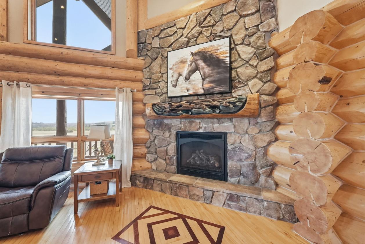 Luxury Log Home, Equestrian Lifestyle, 18 Acres - photo 10
